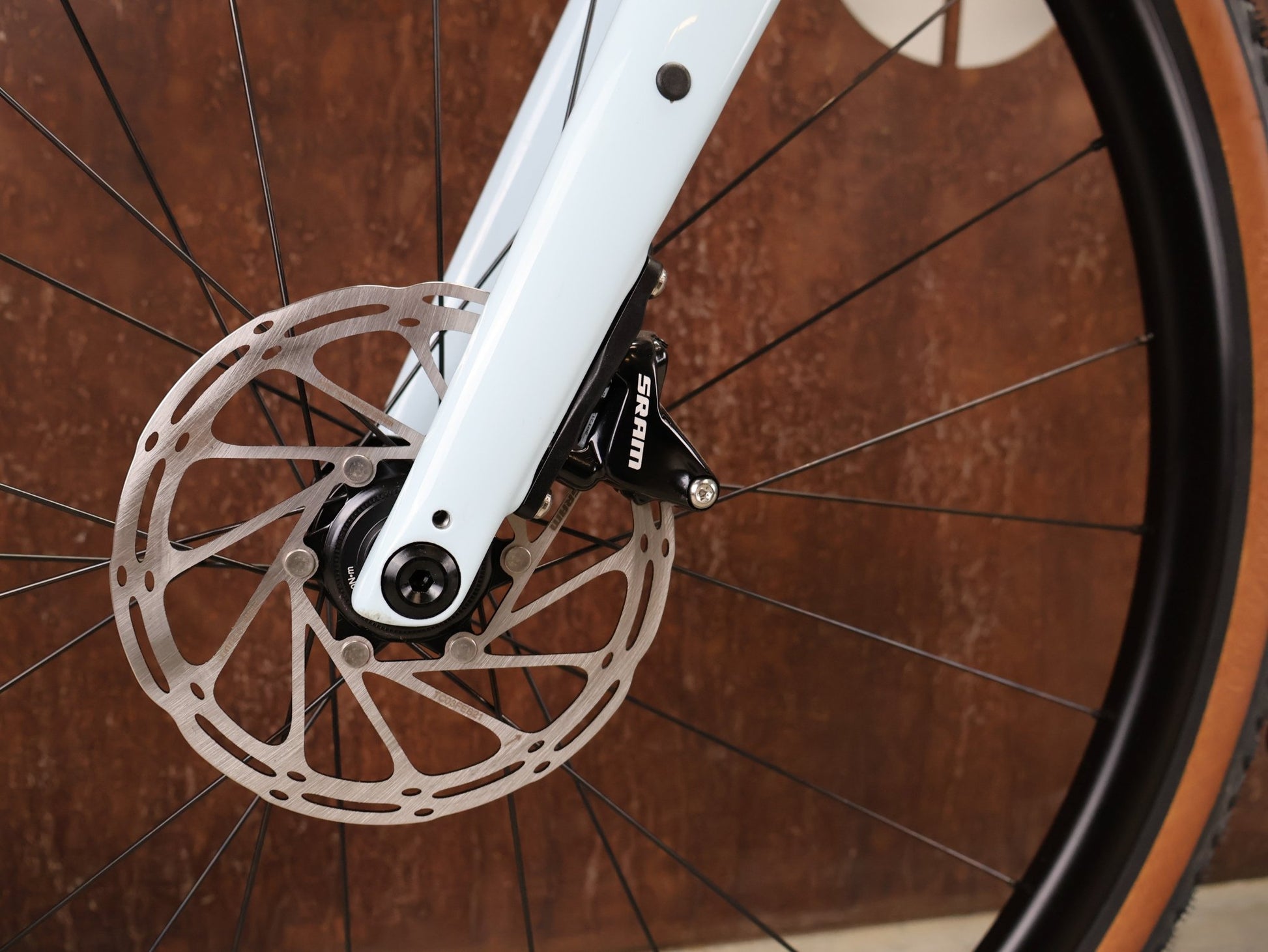 Gravel/Cyclocross von Specialized, SPECIALIZED DIVERGE SPORT CARBON / MORNING MIST DOVE GREY / 56CM vor USEDBIKES - OB.DE Hintergrund