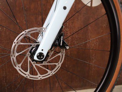 Gravel/Cyclocross von Specialized, SPECIALIZED DIVERGE SPORT CARBON / MORNING MIST DOVE GREY / 56CM vor USEDBIKES - OB.DE Hintergrund