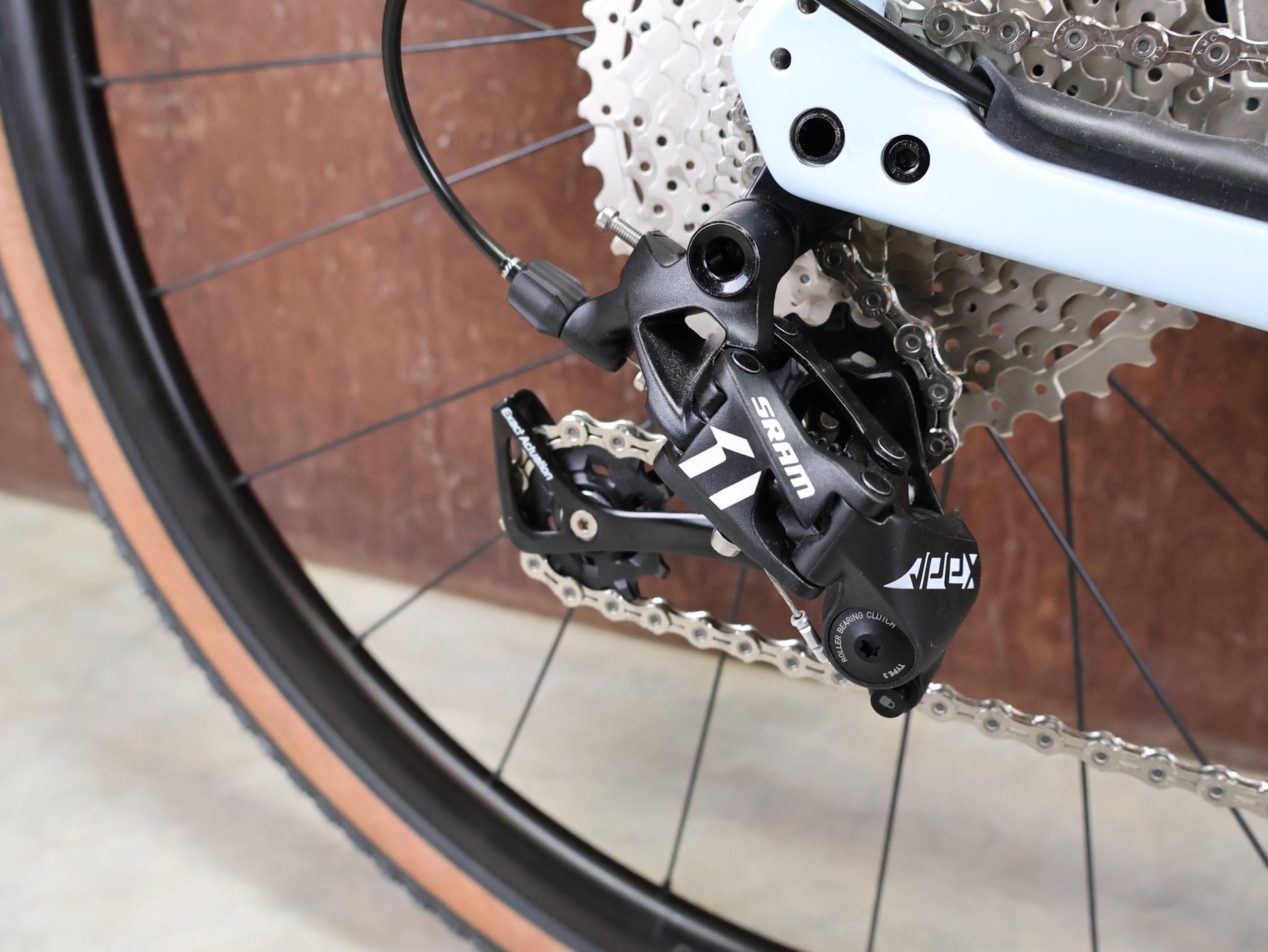 Gravel/Cyclocross von Specialized, SPECIALIZED DIVERGE SPORT CARBON / MORNING MIST DOVE GREY / 56CM vor USEDBIKES - OB.DE Hintergrund