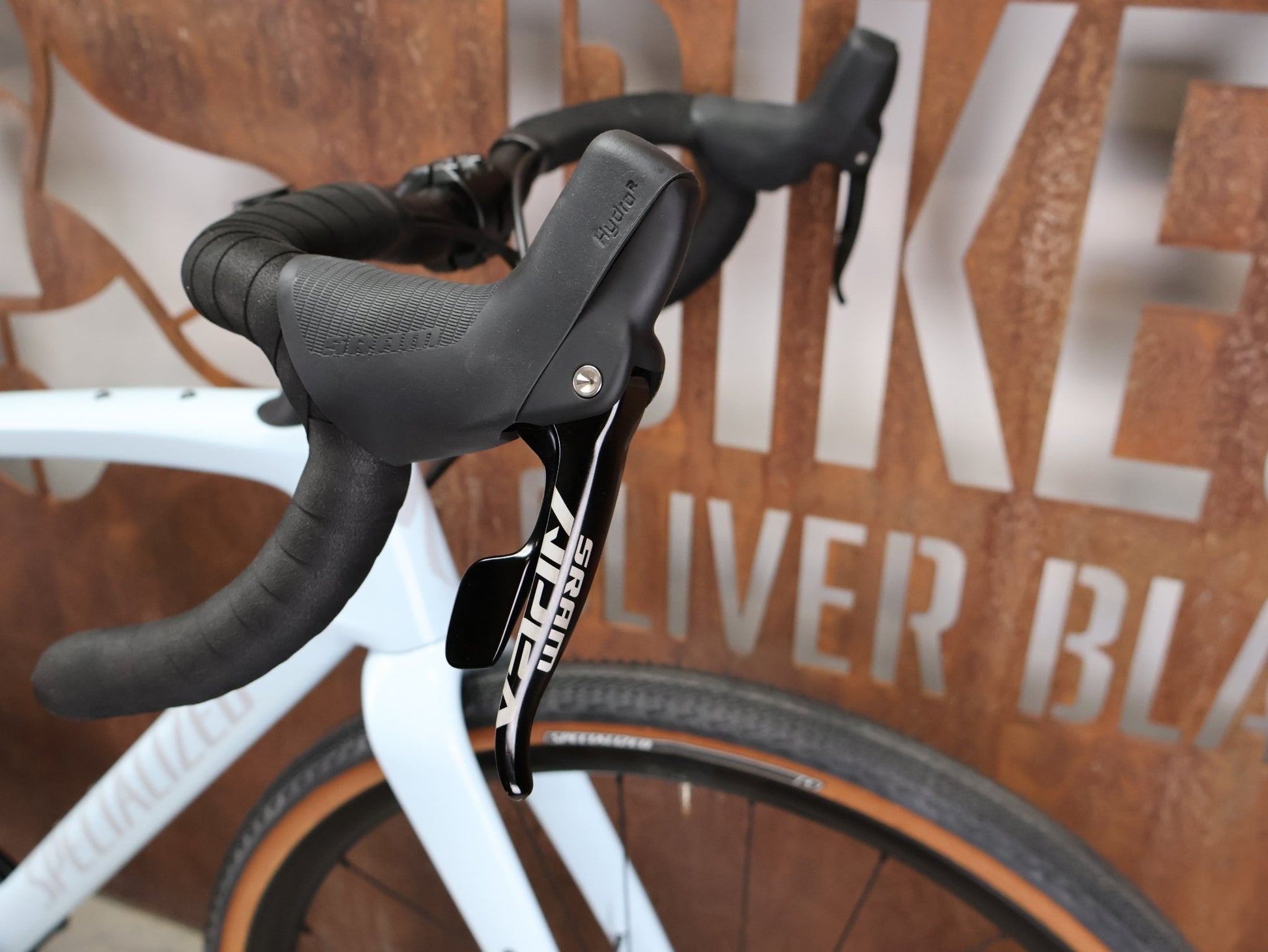 Gravel/Cyclocross von Specialized, SPECIALIZED DIVERGE SPORT CARBON / MORNING MIST DOVE GREY / 56CM vor USEDBIKES - OB.DE Hintergrund