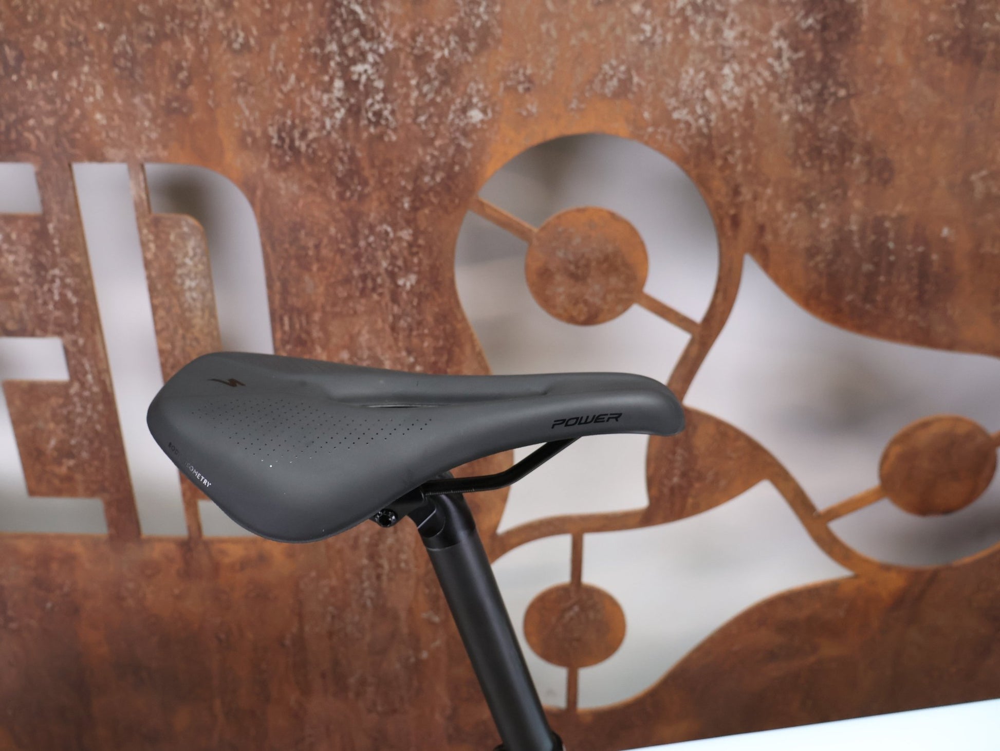 Gravel/Cyclocross von Specialized, SPECIALIZED DIVERGE SPORT CARBON / MORNING MIST DOVE GREY / 56CM vor USEDBIKES - OB.DE Hintergrund