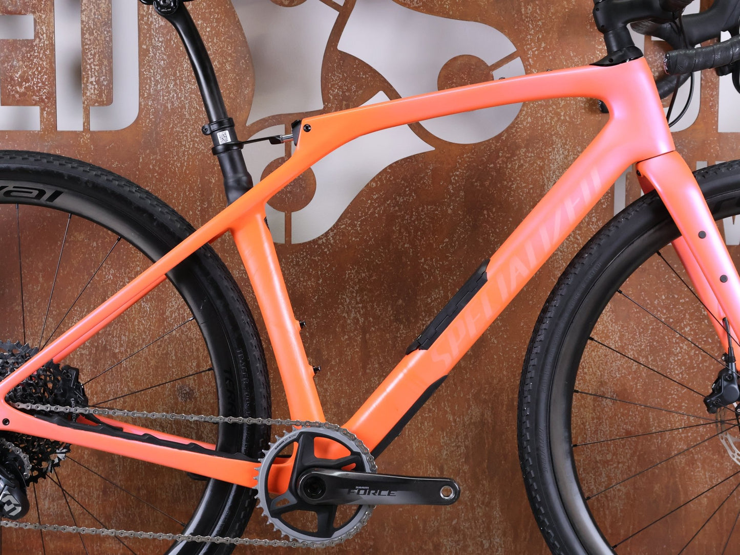 Gravel/Cyclocross von Specialized, SPECIALIZED DIVERGE STR PRO / SRAM FORCE ETAP AXS – X01 EAGLE AXS – GRÖSSE 56 – SATIN BLAZE / VIOLET GHOST PEARL FADE vor USEDBIKES - OB.DE Hintergrund