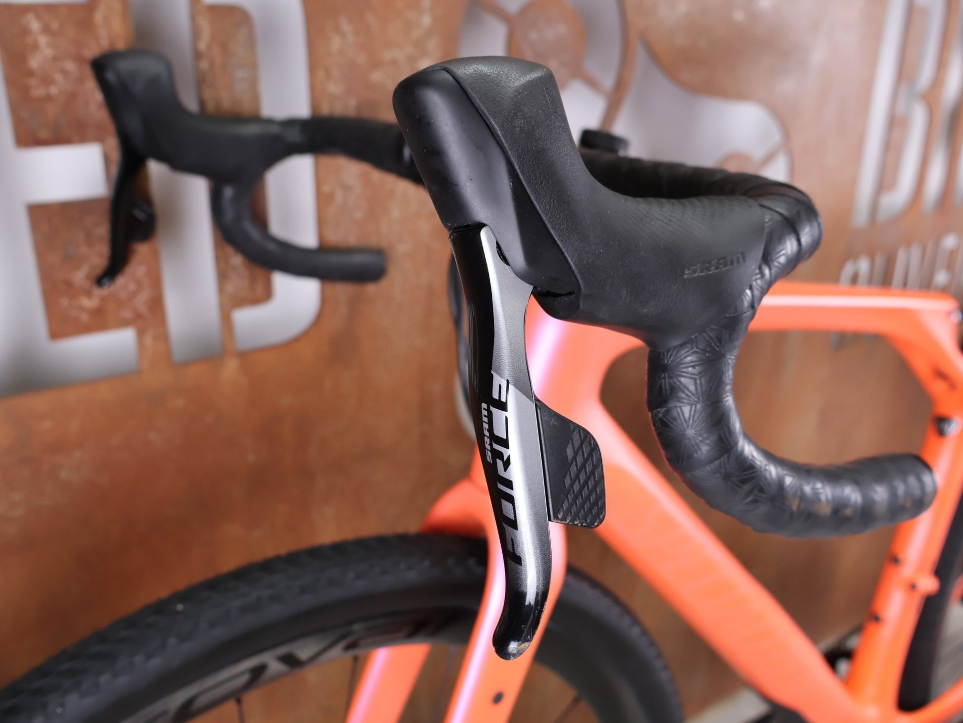 Gravel/Cyclocross von Specialized, SPECIALIZED DIVERGE STR PRO / SRAM FORCE ETAP AXS – X01 EAGLE AXS – GRÖSSE 56 – SATIN BLAZE / VIOLET GHOST PEARL FADE vor USEDBIKES - OB.DE Hintergrund