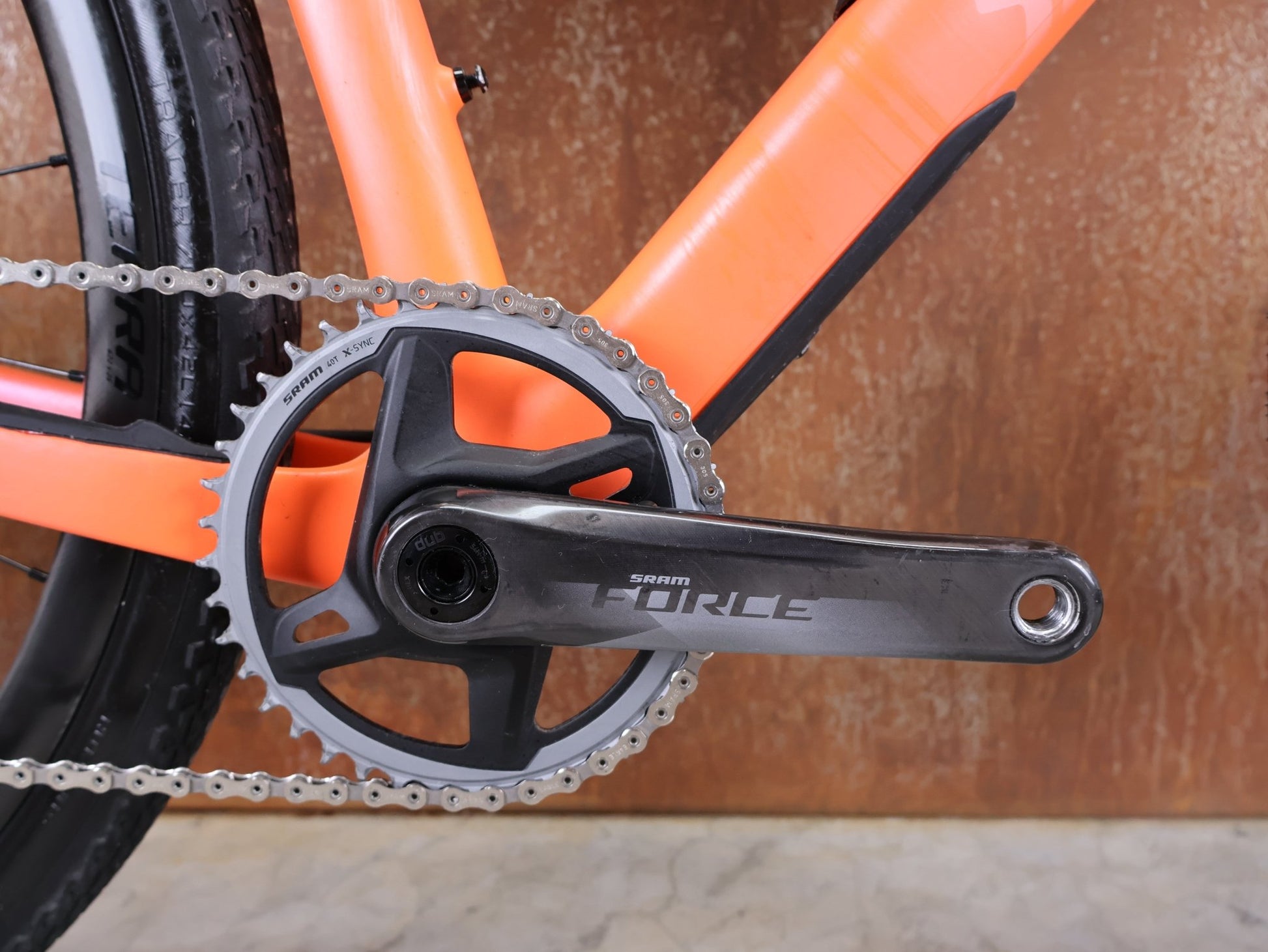 Gravel/Cyclocross von Specialized, SPECIALIZED DIVERGE STR PRO / SRAM FORCE ETAP AXS – X01 EAGLE AXS – GRÖSSE 56 – SATIN BLAZE / VIOLET GHOST PEARL FADE vor USEDBIKES - OB.DE Hintergrund