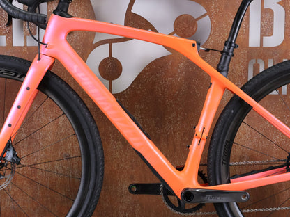 Gravel/Cyclocross von Specialized, SPECIALIZED DIVERGE STR PRO / SRAM FORCE ETAP AXS – X01 EAGLE AXS – GRÖSSE 56 – SATIN BLAZE / VIOLET GHOST PEARL FADE vor USEDBIKES - OB.DE Hintergrund