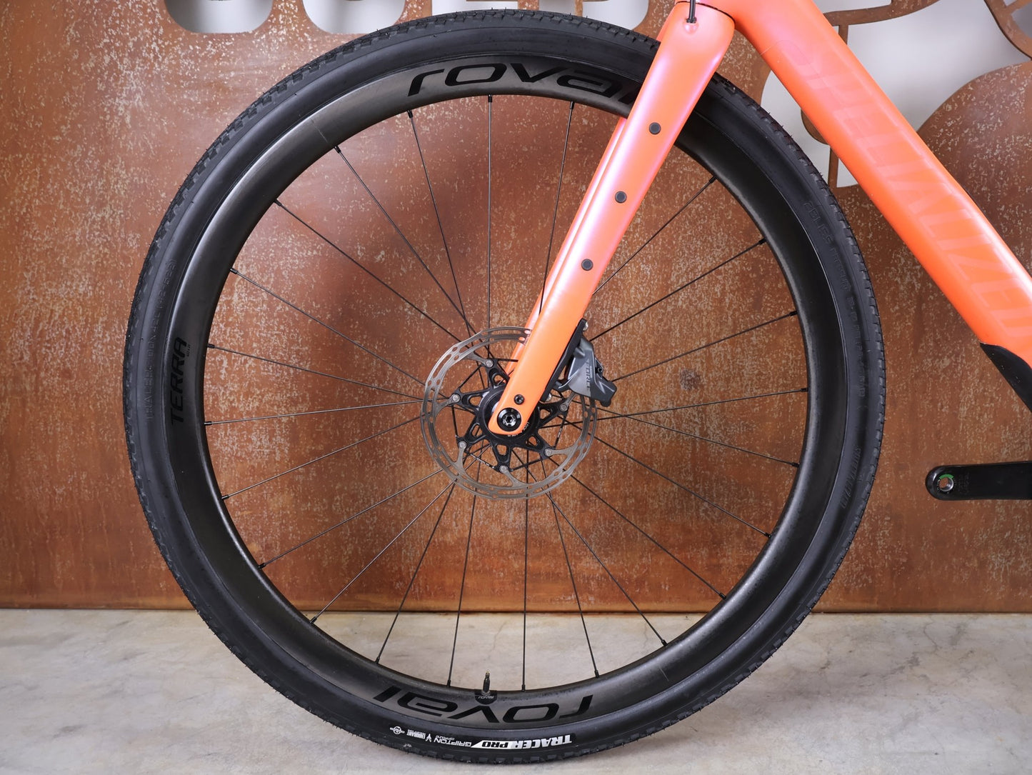 Gravel/Cyclocross von Specialized, SPECIALIZED DIVERGE STR PRO / SRAM FORCE ETAP AXS – X01 EAGLE AXS – GRÖSSE 56 – SATIN BLAZE / VIOLET GHOST PEARL FADE vor USEDBIKES - OB.DE Hintergrund