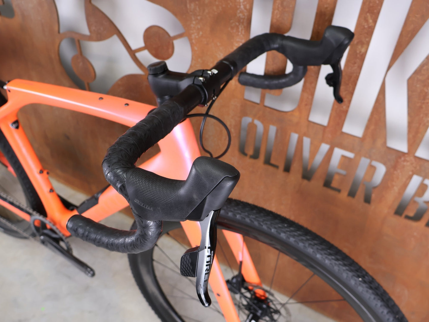 Gravel/Cyclocross von Specialized, SPECIALIZED DIVERGE STR PRO / SRAM FORCE ETAP AXS – X01 EAGLE AXS – GRÖSSE 56 – SATIN BLAZE / VIOLET GHOST PEARL FADE vor USEDBIKES - OB.DE Hintergrund