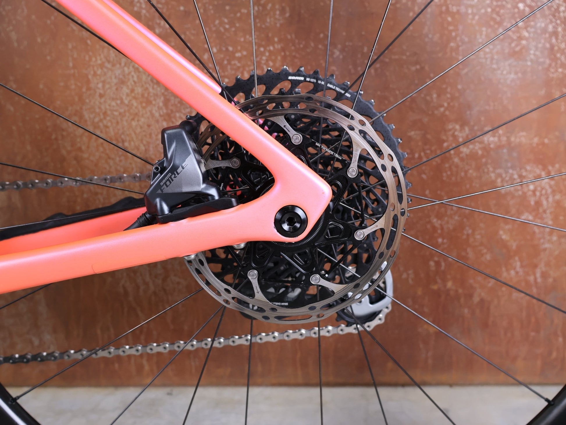 Gravel/Cyclocross von Specialized, SPECIALIZED DIVERGE STR PRO / SRAM FORCE ETAP AXS – X01 EAGLE AXS – GRÖSSE 56 – SATIN BLAZE / VIOLET GHOST PEARL FADE vor USEDBIKES - OB.DE Hintergrund