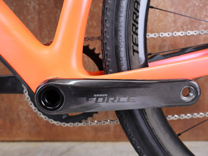 Gravel/Cyclocross von Specialized, SPECIALIZED DIVERGE STR PRO / SRAM FORCE ETAP AXS – X01 EAGLE AXS – GRÖSSE 56 – SATIN BLAZE / VIOLET GHOST PEARL FADE vor USEDBIKES - OB.DE Hintergrund