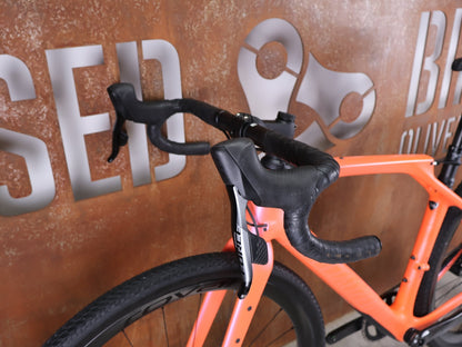 Gravel/Cyclocross von Specialized, SPECIALIZED DIVERGE STR PRO / SRAM FORCE ETAP AXS – X01 EAGLE AXS – GRÖSSE 56 – SATIN BLAZE / VIOLET GHOST PEARL FADE vor USEDBIKES - OB.DE Hintergrund