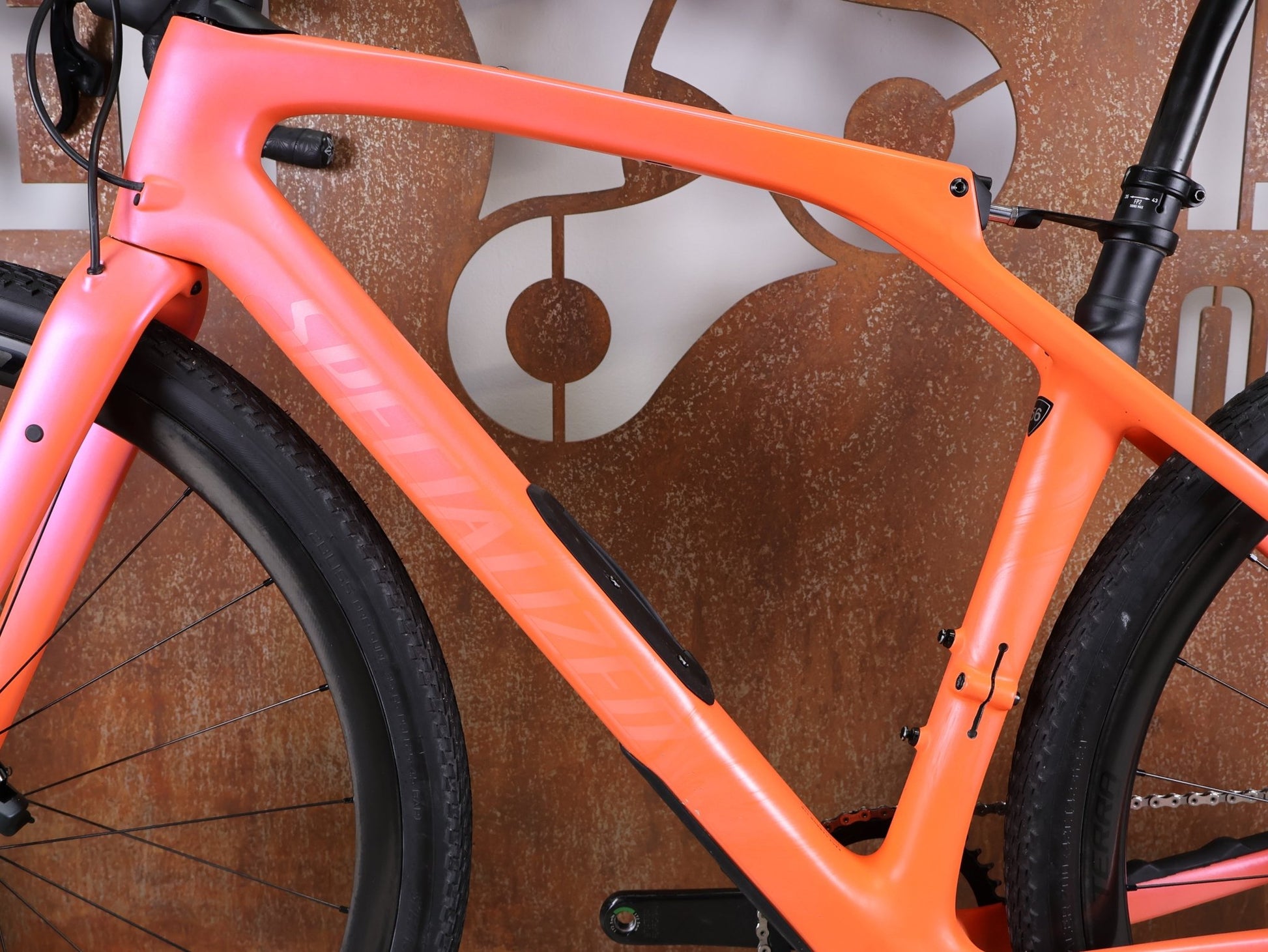 Gravel/Cyclocross von Specialized, SPECIALIZED DIVERGE STR PRO / SRAM FORCE ETAP AXS – X01 EAGLE AXS – GRÖSSE 56 – SATIN BLAZE / VIOLET GHOST PEARL FADE vor USEDBIKES - OB.DE Hintergrund