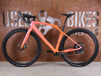 Gravel/Cyclocross von Specialized, SPECIALIZED DIVERGE STR PRO / SRAM FORCE ETAP AXS – X01 EAGLE AXS – GRÖSSE 56 – SATIN BLAZE / VIOLET GHOST PEARL FADE vor USEDBIKES - OB.DE Hintergrund