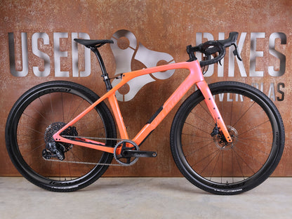 Gravel/Cyclocross von Specialized, SPECIALIZED DIVERGE STR PRO / SRAM FORCE ETAP AXS – X01 EAGLE AXS – GRÖSSE 56 – SATIN BLAZE / VIOLET GHOST PEARL FADE vor USEDBIKES - OB.DE Hintergrund