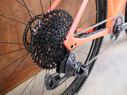 Gravel/Cyclocross von Specialized, SPECIALIZED DIVERGE STR PRO / SRAM FORCE ETAP AXS – X01 EAGLE AXS – GRÖSSE 56 – SATIN BLAZE / VIOLET GHOST PEARL FADE vor USEDBIKES - OB.DE Hintergrund