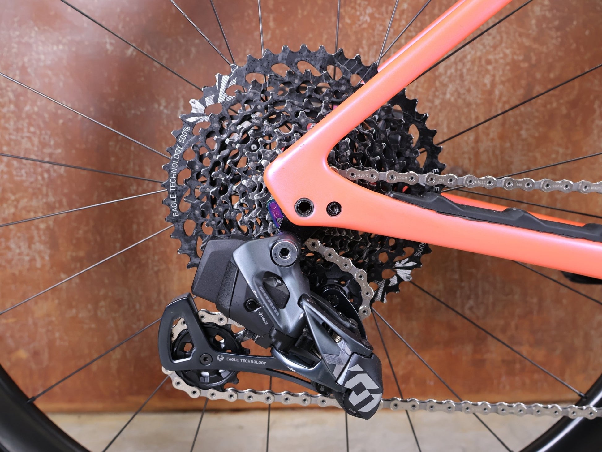 Gravel/Cyclocross von Specialized, SPECIALIZED DIVERGE STR PRO / SRAM FORCE ETAP AXS – X01 EAGLE AXS – GRÖSSE 56 – SATIN BLAZE / VIOLET GHOST PEARL FADE vor USEDBIKES - OB.DE Hintergrund