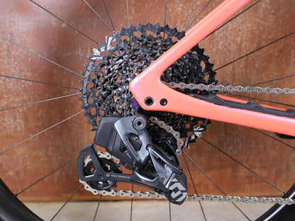 Gravel/Cyclocross von Specialized, SPECIALIZED DIVERGE STR PRO / SRAM FORCE ETAP AXS – X01 EAGLE AXS – GRÖSSE 56 – SATIN BLAZE / VIOLET GHOST PEARL FADE vor USEDBIKES - OB.DE Hintergrund