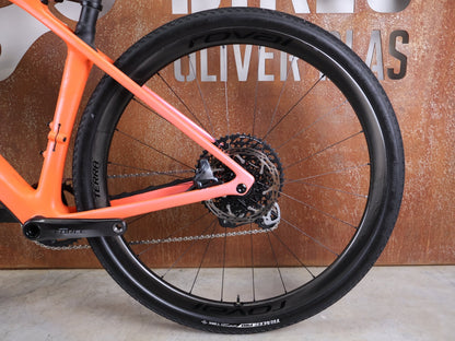 Gravel/Cyclocross von Specialized, SPECIALIZED DIVERGE STR PRO / SRAM FORCE ETAP AXS – X01 EAGLE AXS – GRÖSSE 56 – SATIN BLAZE / VIOLET GHOST PEARL FADE vor USEDBIKES - OB.DE Hintergrund