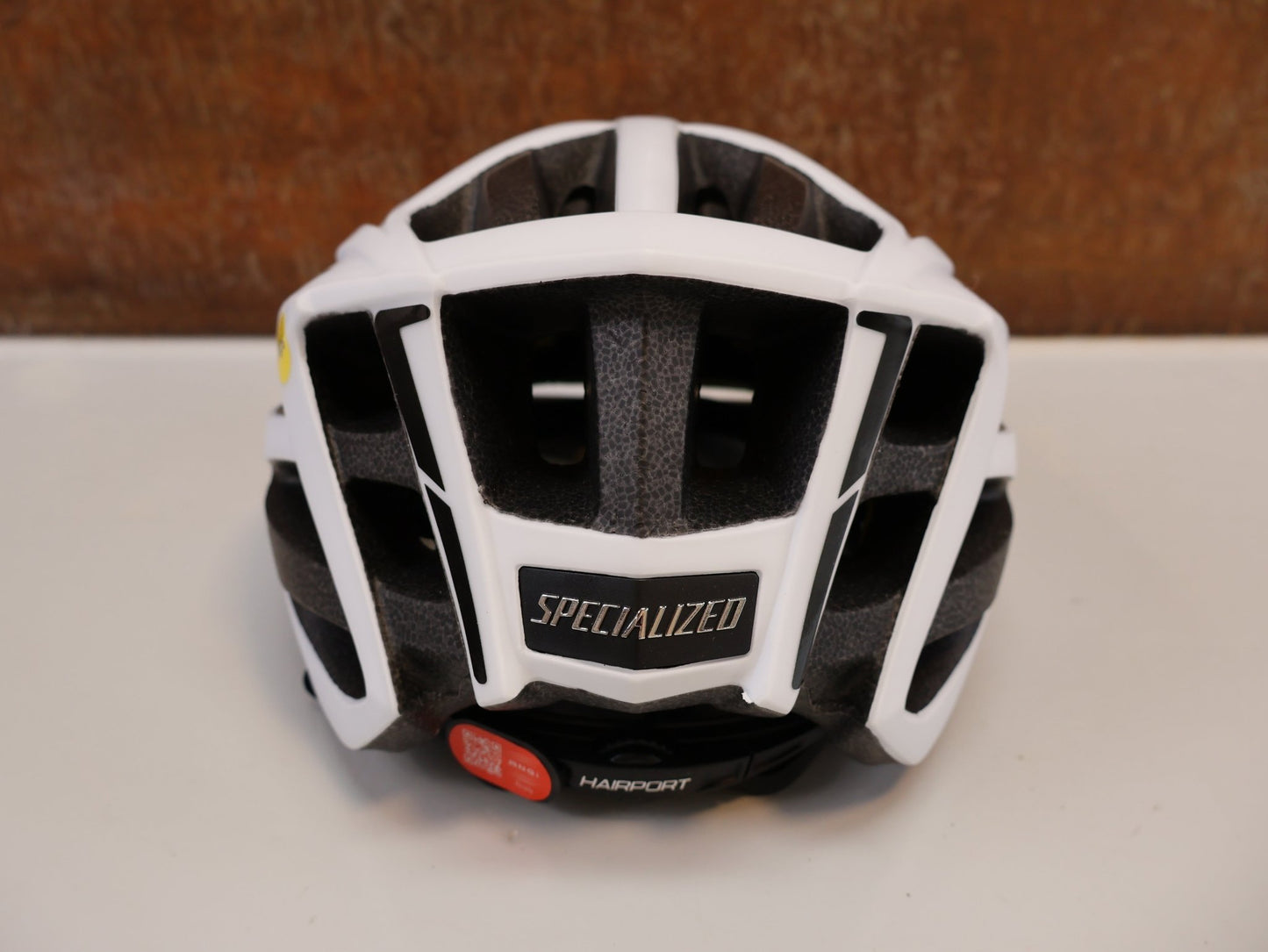 Helme von Specialized, SPECIALIZED ECHELON II RENNRADHELM / MATTE WHITE / GRÖSSE M (54 - 60CM) / 4TH DIMENSION VENTILATION vor USEDBIKES - OB.DE Hintergrund
