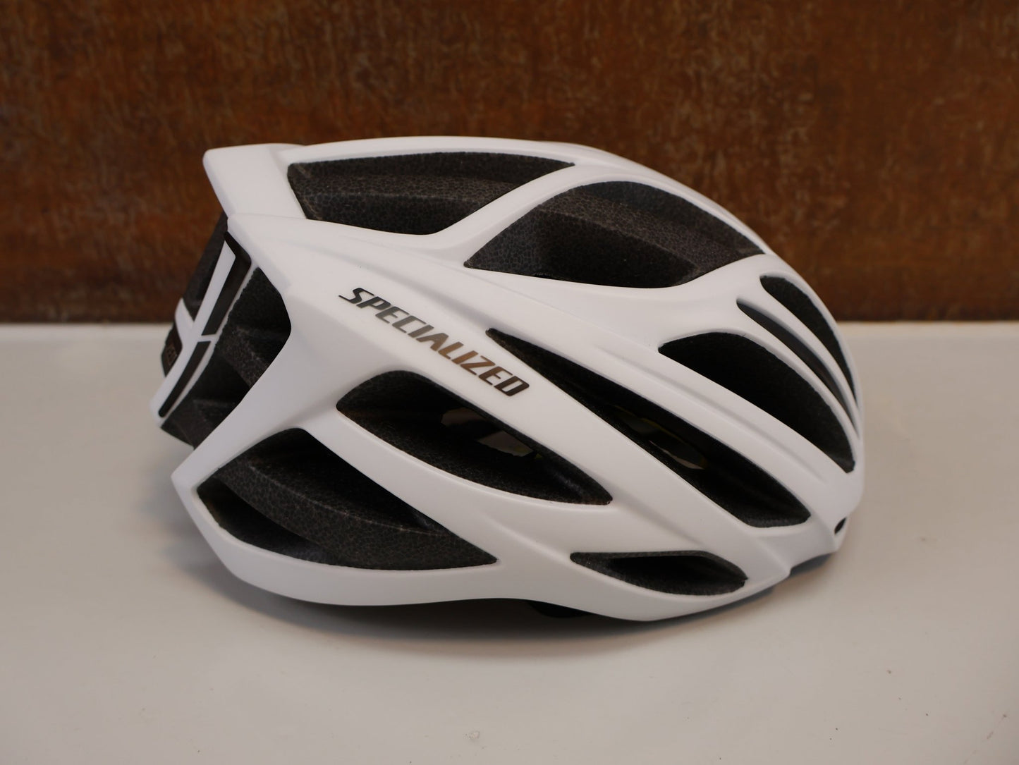 Helme von Specialized, SPECIALIZED ECHELON II RENNRADHELM / MATTE WHITE / GRÖSSE M (54 - 60CM) / 4TH DIMENSION VENTILATION vor USEDBIKES - OB.DE Hintergrund
