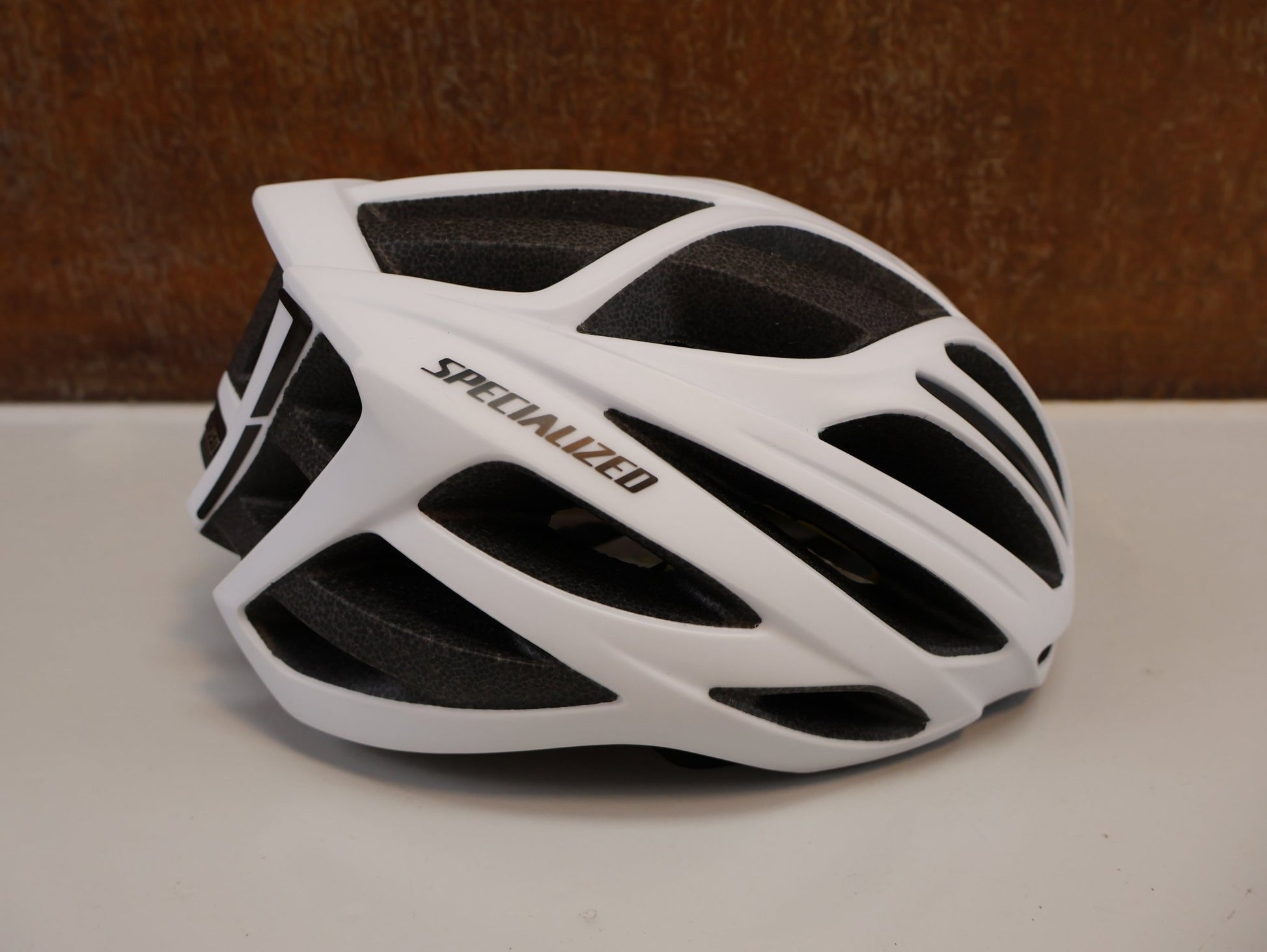 Helme von Specialized, SPECIALIZED ECHELON II RENNRADHELM / MATTE WHITE / GRÖSSE M (54 - 60CM) / 4TH DIMENSION VENTILATION vor USEDBIKES - OB.DE Hintergrund
