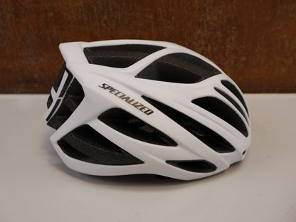 Helme von Specialized, SPECIALIZED ECHELON II RENNRADHELM / MATTE WHITE / GRÖSSE M (54 - 60CM) / 4TH DIMENSION VENTILATION vor USEDBIKES - OB.DE Hintergrund