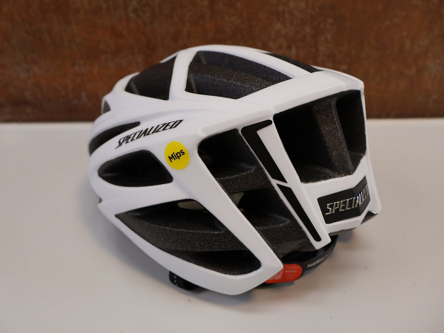 Helme von Specialized, SPECIALIZED ECHELON II RENNRADHELM / MATTE WHITE / GRÖSSE M (54 - 60CM) / 4TH DIMENSION VENTILATION vor USEDBIKES - OB.DE Hintergrund