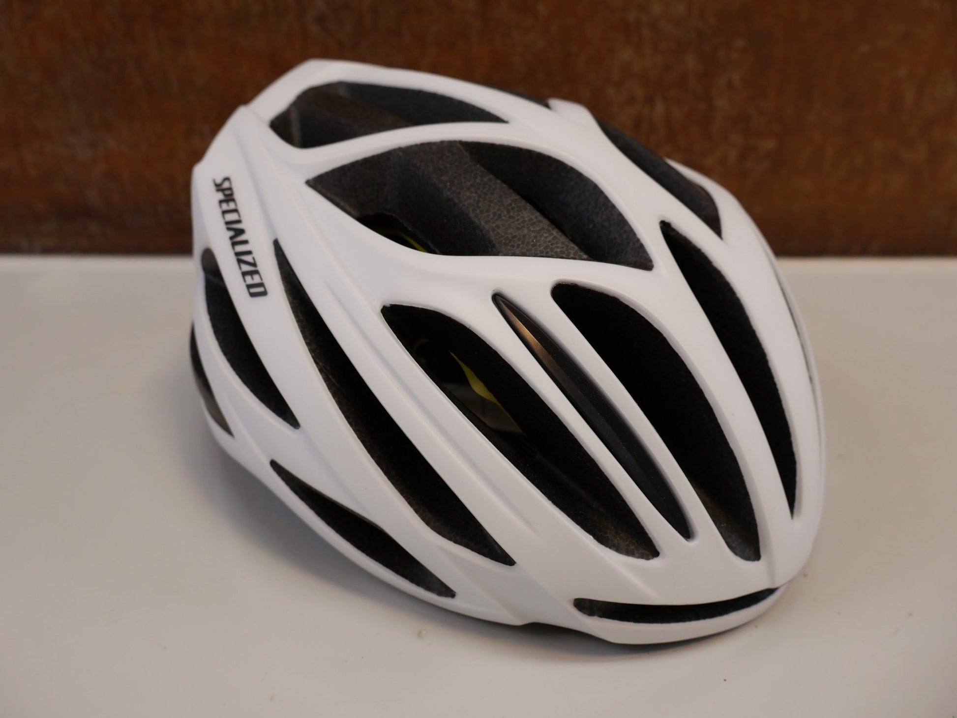 Helme von Specialized, SPECIALIZED ECHELON II RENNRADHELM / MATTE WHITE / GRÖSSE M (54 - 60CM) / 4TH DIMENSION VENTILATION vor USEDBIKES - OB.DE Hintergrund