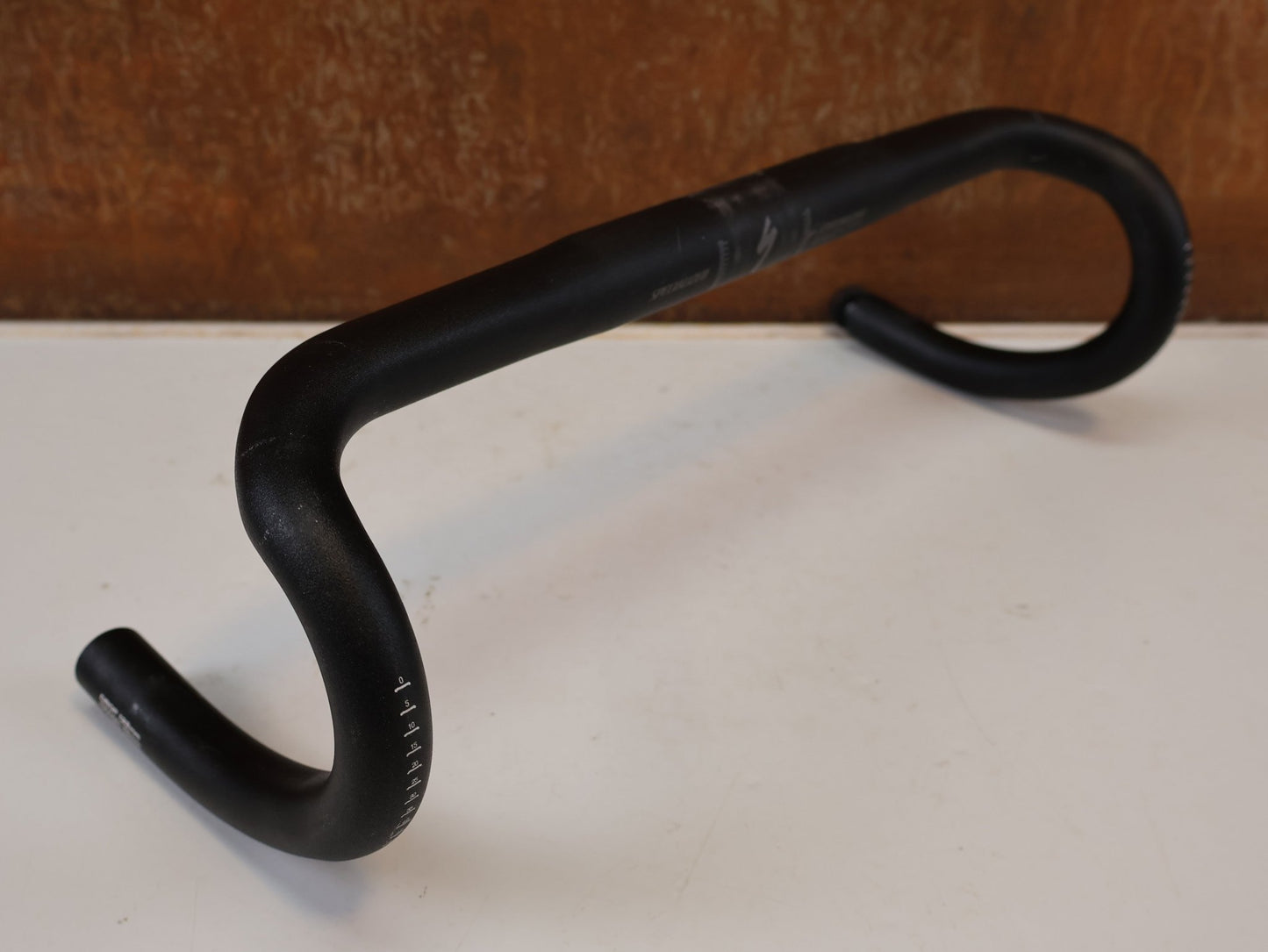 Lenker von Specialized, SPECIALIZED EXPERT ALLOY SHALLOW BEND RENNRADLENKER / 400MM / 31.8MM / SCHWARZ vor USEDBIKES-OB.DE Hintergrund