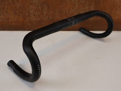 Lenker von Specialized, SPECIALIZED EXPERT ALLOY SHALLOW BEND RENNRADLENKER / 400MM / 31.8MM / SCHWARZ vor USEDBIKES-OB.DE Hintergrund