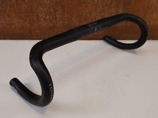 Lenker von Specialized, SPECIALIZED EXPERT ALLOY SHALLOW BEND RENNRADLENKER / 400MM / 31.8MM / SCHWARZ vor USEDBIKES-OB.DE Hintergrund