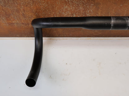 Lenker von Specialized, SPECIALIZED EXPERT ALLOY SHALLOW BEND RENNRADLENKER / 400MM / 31.8MM / SCHWARZ vor USEDBIKES-OB.DE Hintergrund