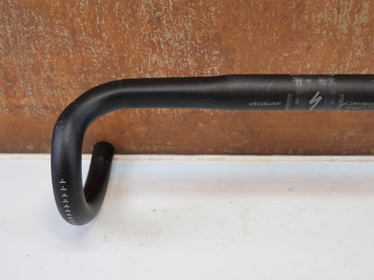 Lenker von Specialized, SPECIALIZED EXPERT ALLOY SHALLOW BEND RENNRADLENKER / 400MM / 31.8MM / SCHWARZ vor USEDBIKES-OB.DE Hintergrund