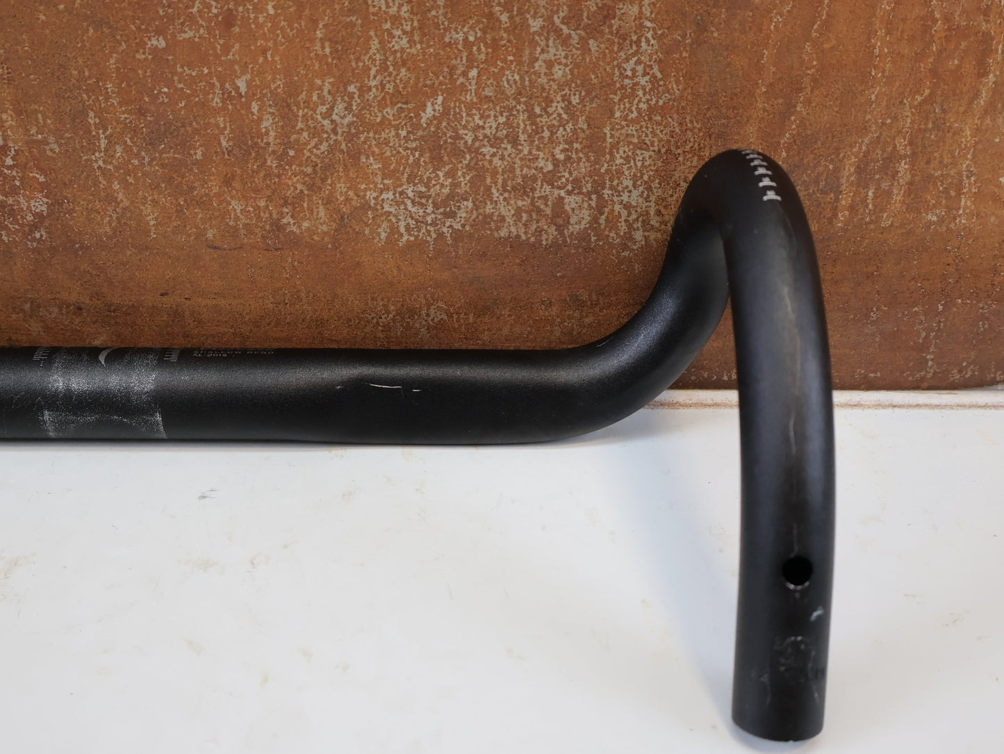 Lenker von Specialized, SPECIALIZED EXPERT ALLOY SHALLOW BEND RENNRADLENKER / 400MM / 31.8MM / SCHWARZ vor USEDBIKES-OB.DE Hintergrund
