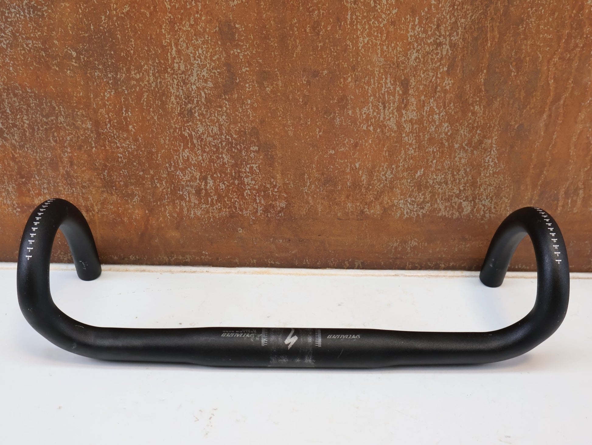 Lenker von Specialized, SPECIALIZED EXPERT ALLOY SHALLOW BEND RENNRADLENKER / 400MM / 31.8MM / SCHWARZ vor USEDBIKES-OB.DE Hintergrund
