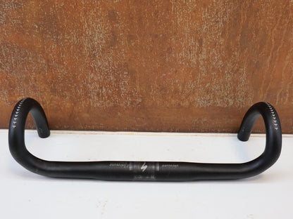 Lenker von Specialized, SPECIALIZED EXPERT ALLOY SHALLOW BEND RENNRADLENKER / 400MM / 31.8MM / SCHWARZ vor USEDBIKES-OB.DE Hintergrund