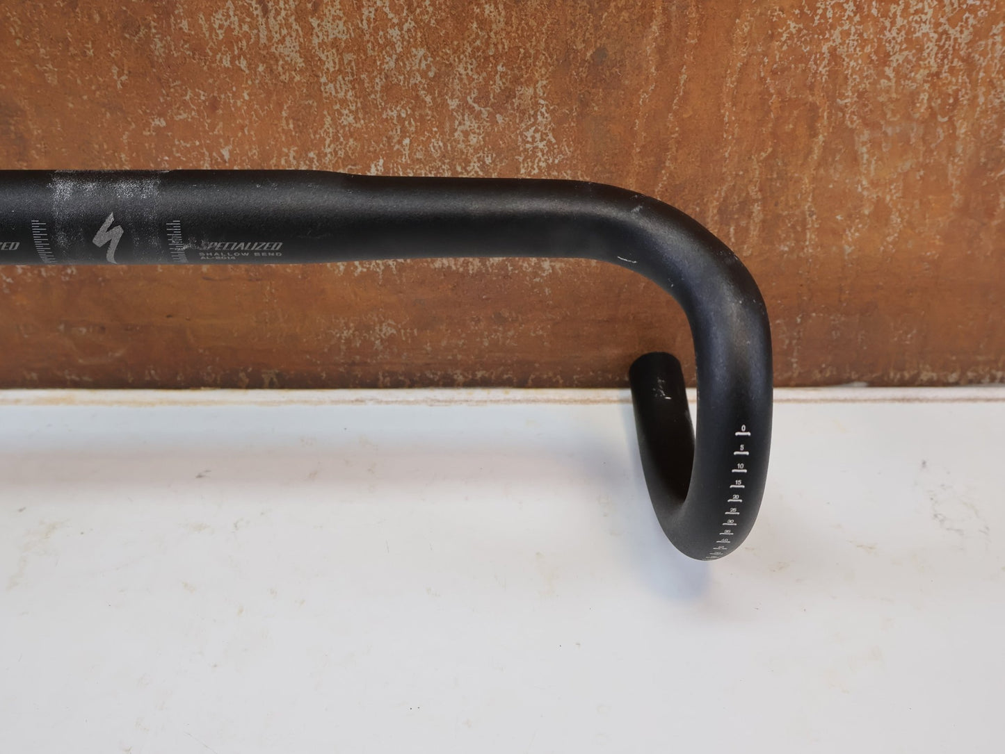 Lenker von Specialized, SPECIALIZED EXPERT ALLOY SHALLOW BEND RENNRADLENKER / 400MM / 31.8MM / SCHWARZ vor USEDBIKES-OB.DE Hintergrund