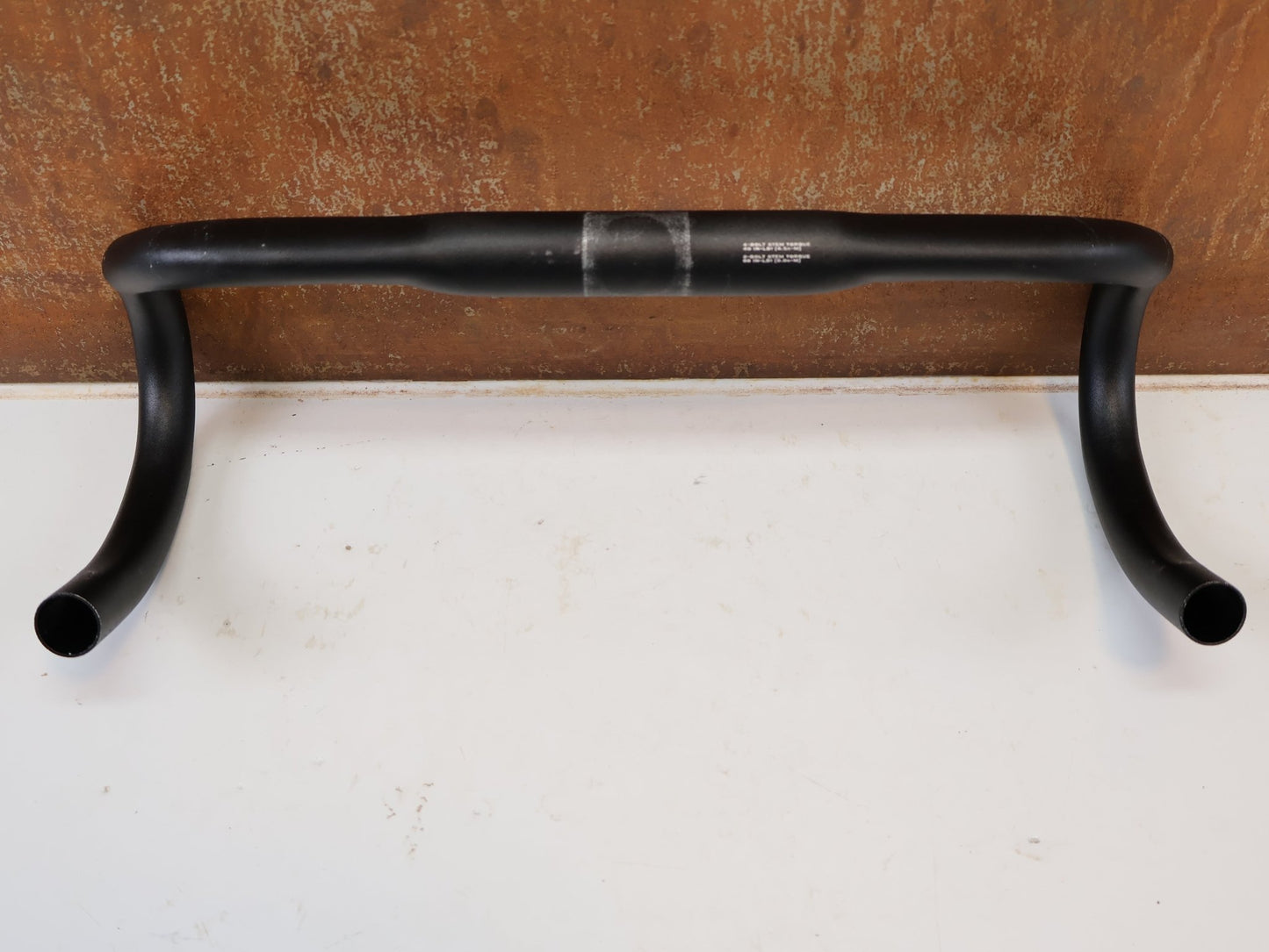 Lenker von Specialized, SPECIALIZED EXPERT ALLOY SHALLOW BEND RENNRADLENKER / 400MM / 31.8MM / SCHWARZ vor USEDBIKES-OB.DE Hintergrund