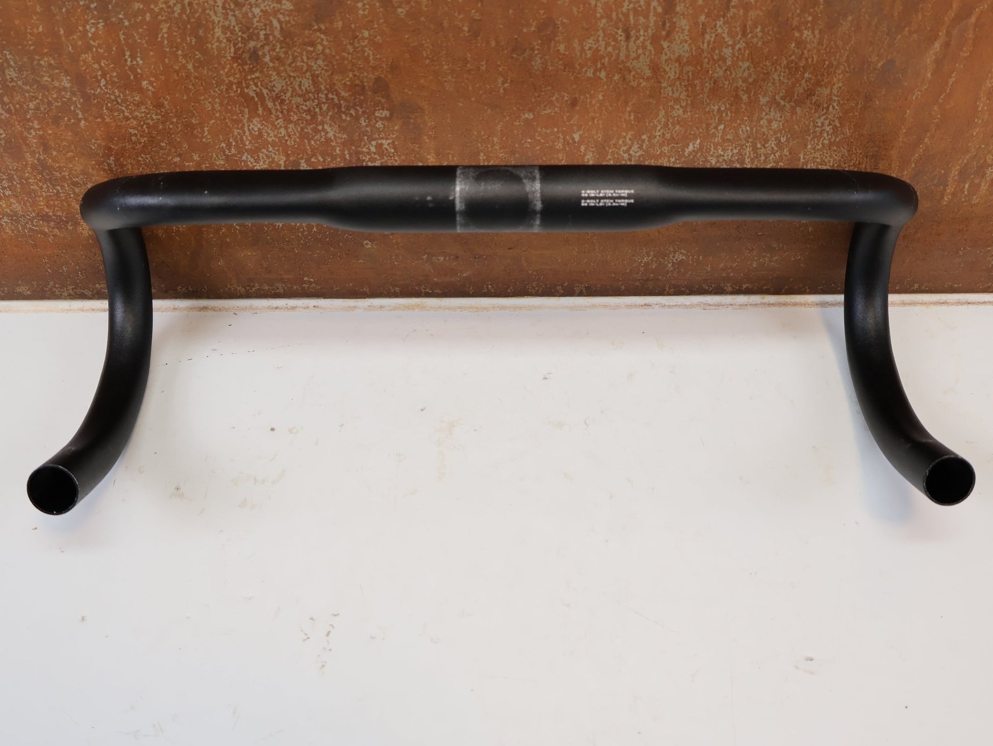 Lenker von Specialized, SPECIALIZED EXPERT ALLOY SHALLOW BEND RENNRADLENKER / 400MM / 31.8MM / SCHWARZ vor USEDBIKES-OB.DE Hintergrund