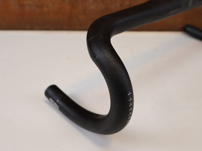 Lenker von Specialized, SPECIALIZED EXPERT ALLOY SHALLOW BEND RENNRADLENKER / 400MM / 31.8MM / SCHWARZ vor USEDBIKES-OB.DE Hintergrund
