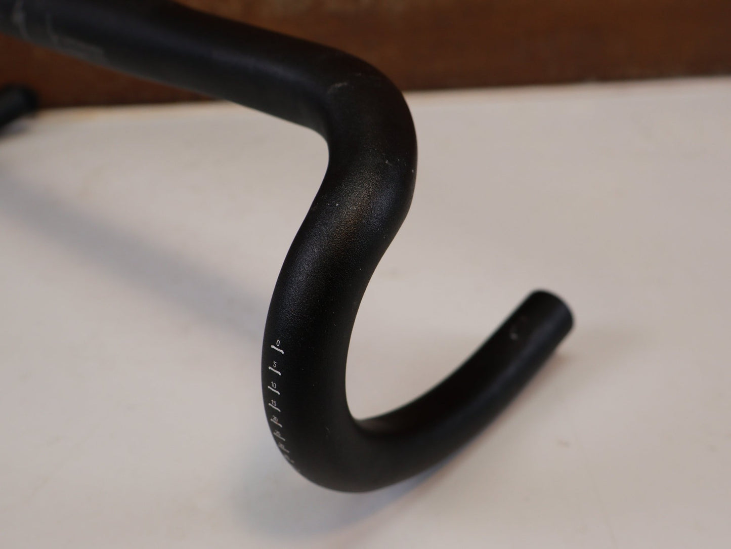 Lenker von Specialized, SPECIALIZED EXPERT ALLOY SHALLOW BEND RENNRADLENKER / 400MM / 31.8MM / SCHWARZ vor USEDBIKES-OB.DE Hintergrund