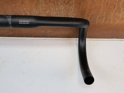 Lenker von Specialized, SPECIALIZED EXPERT ALLOY SHALLOW BEND RENNRADLENKER / 400MM / 31.8MM / SCHWARZ vor USEDBIKES-OB.DE Hintergrund