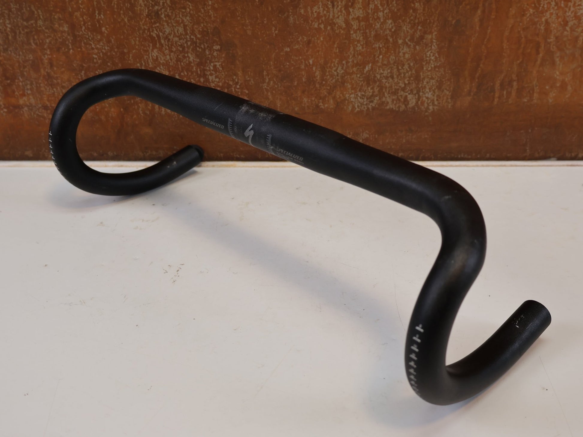 Lenker von Specialized, SPECIALIZED EXPERT ALLOY SHALLOW BEND RENNRADLENKER / 400MM / 31.8MM / SCHWARZ vor USEDBIKES-OB.DE Hintergrund