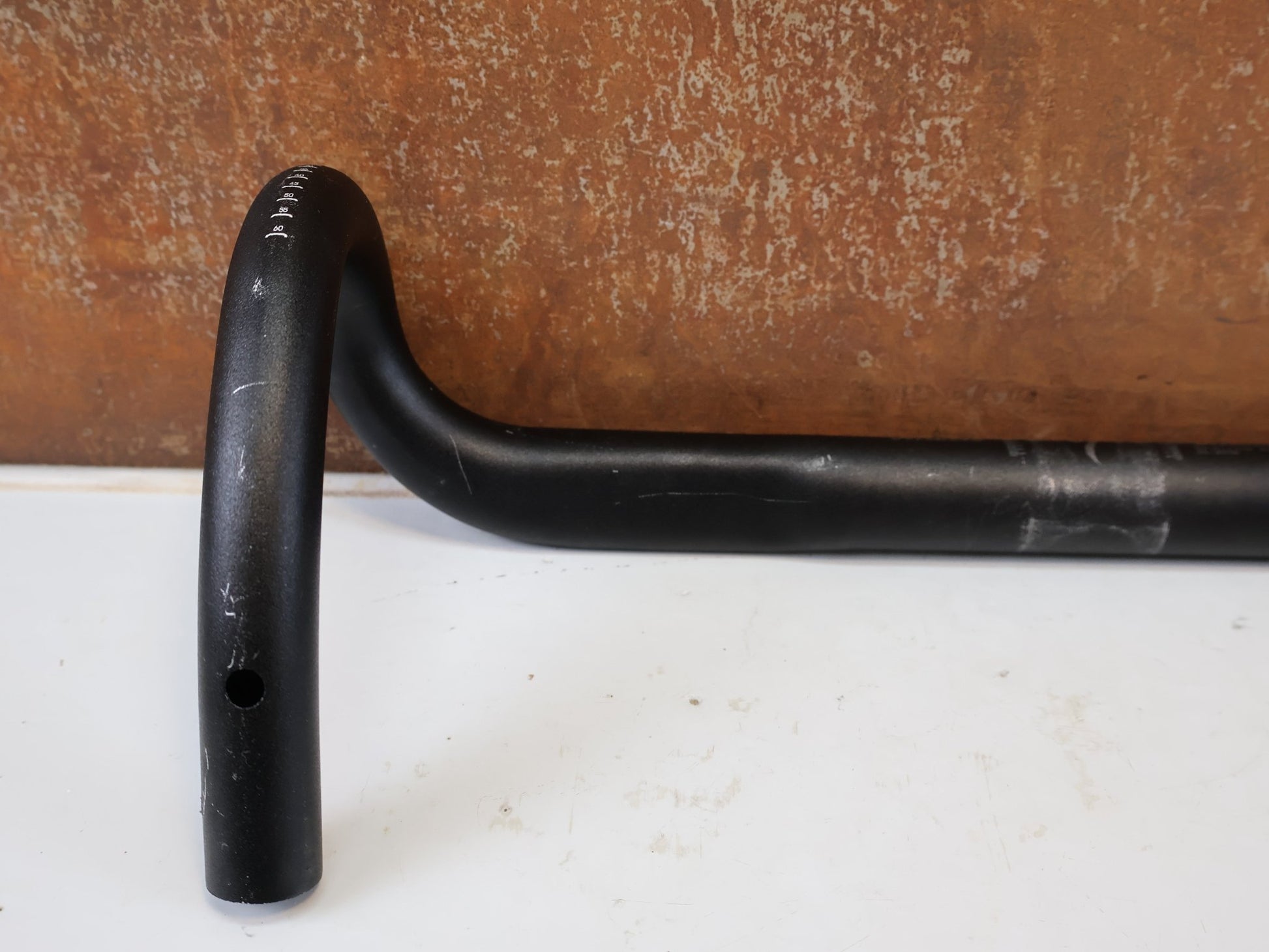 Lenker von Specialized, SPECIALIZED EXPERT ALLOY SHALLOW BEND RENNRADLENKER / 400MM / 31.8MM / SCHWARZ vor USEDBIKES-OB.DE Hintergrund