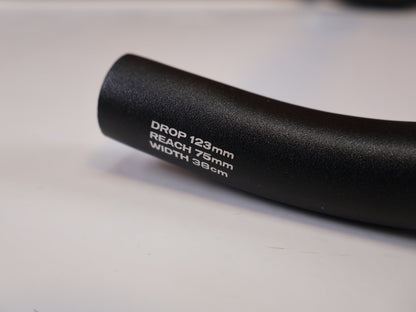 Lenker von Specialized, SPECIALIZED EXPERT ALLOY SHALLOW BEND RENNRADLENKER / 440MM / 31.8MM / SCHWARZ vor USEDBIKES - OB.DE Hintergrund