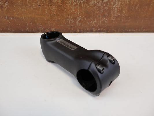 Vorbau von Specialized, SPECIALIZED FUTURE COMP VORBAU / 90 MM / 6° / FUTURE SHOCK vor USEDBIKES-OB.DE Hintergrund