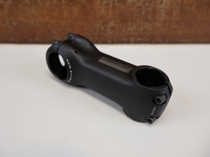 Vorbau von Specialized, SPECIALIZED FUTURE COMP VORBAU / 90 MM / 6° / FUTURE SHOCK vor USEDBIKES-OB.DE Hintergrund