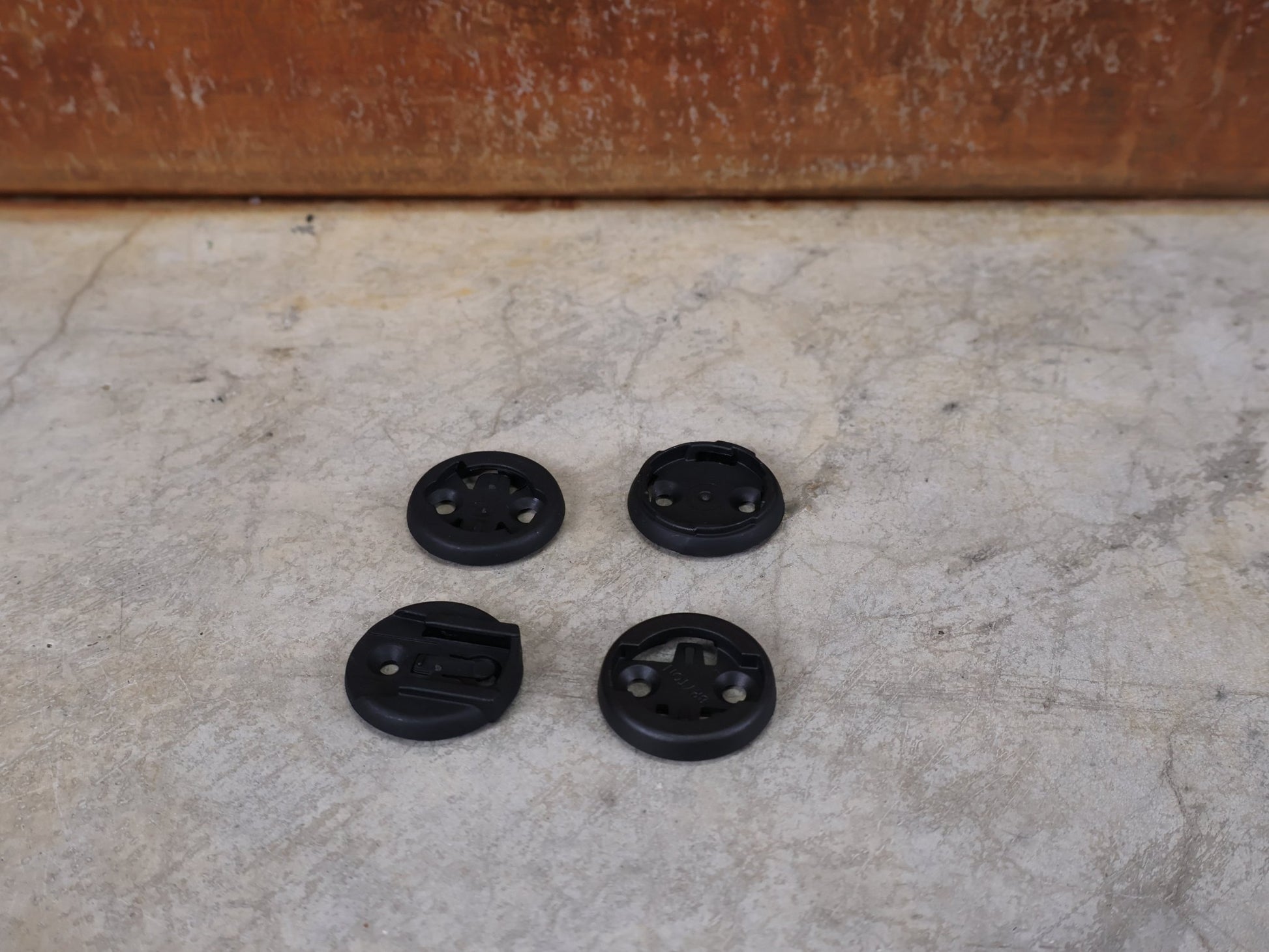 Computerhalterung von Specialized, SPECIALIZED GPS HALTERUNG – TARMAC SL8/SL7/SL6 / AETHOS / VENGE / ROUBAIX – ALUMINIUM – BLACK vor USEDBIKES - OB.DE Hintergrund