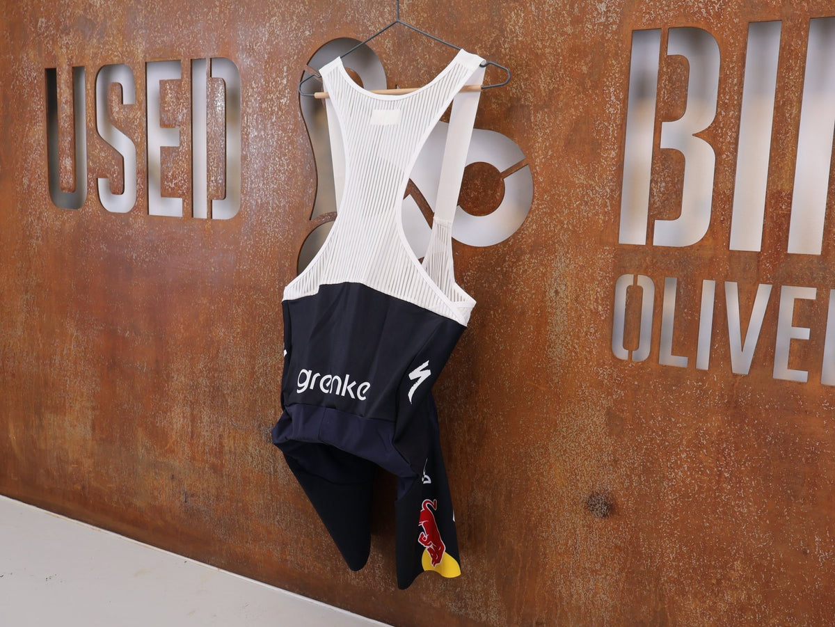 Hosen - BOH von Specialized, Specialized Grenke Auto Eder Red Bull BORA Trägerhose U19 vor USEDBIKES-OB.DE Hintergrund