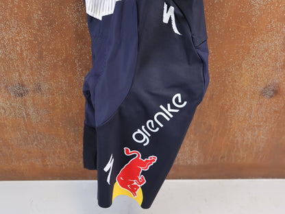 Hosen - BOH von Specialized, Specialized Grenke Auto Eder Red Bull BORA Trägerhose U19 vor USEDBIKES-OB.DE Hintergrund