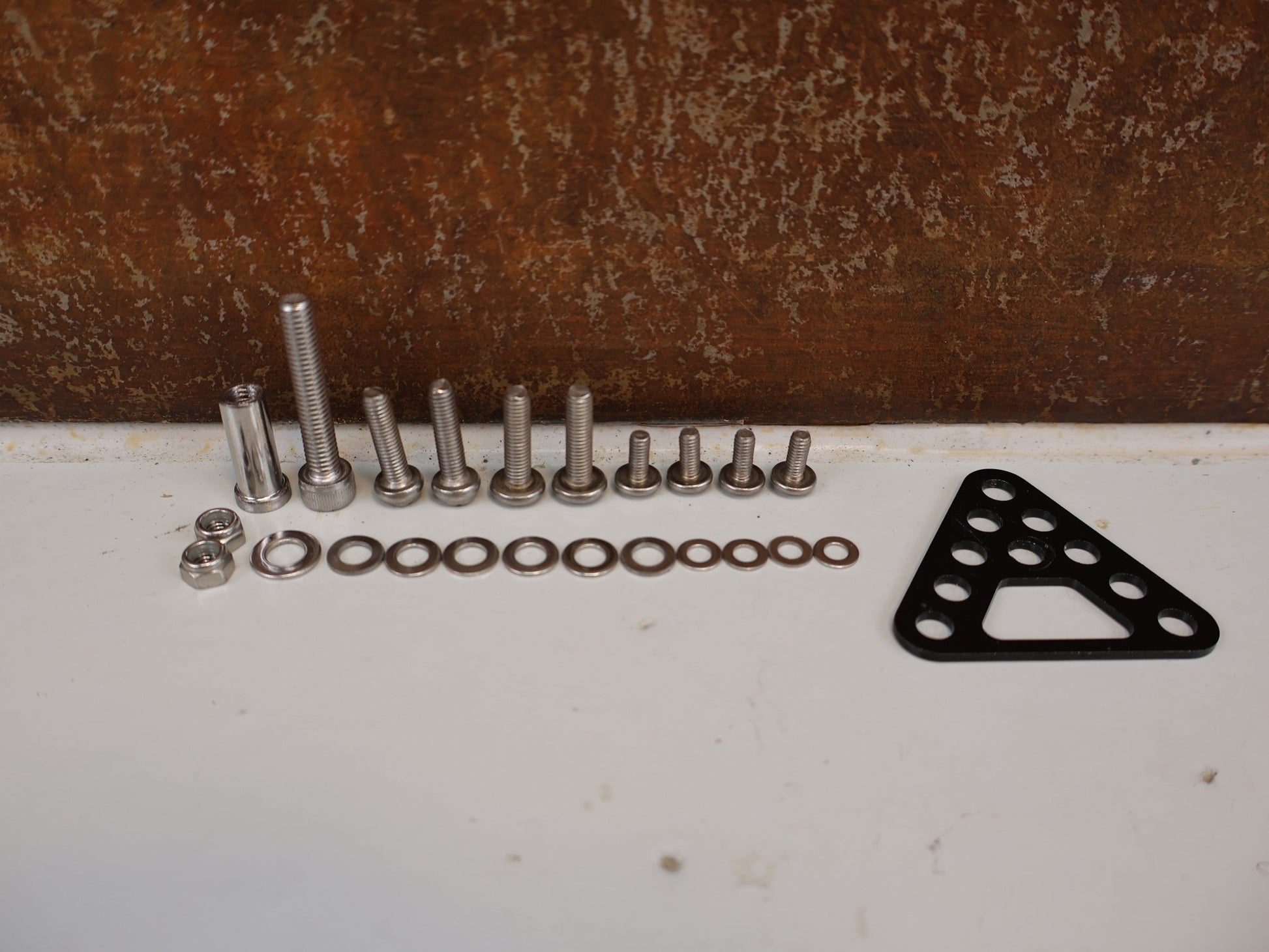 Schutzbleche & Gepäckträger von Specialized, SPECIALIZED PIZZA RACK FRONTGEPÄCKTRÄGER / 28" / SCHWARZ / 15KG TRAGLAST vor USEDBIKES - OB.DE Hintergrund